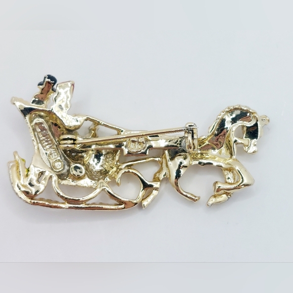 Vintage Gerry's One Horse Open Sleigh Ride Christmas Enamel Brooch Pin Gold Tone - Picture 2 of 7